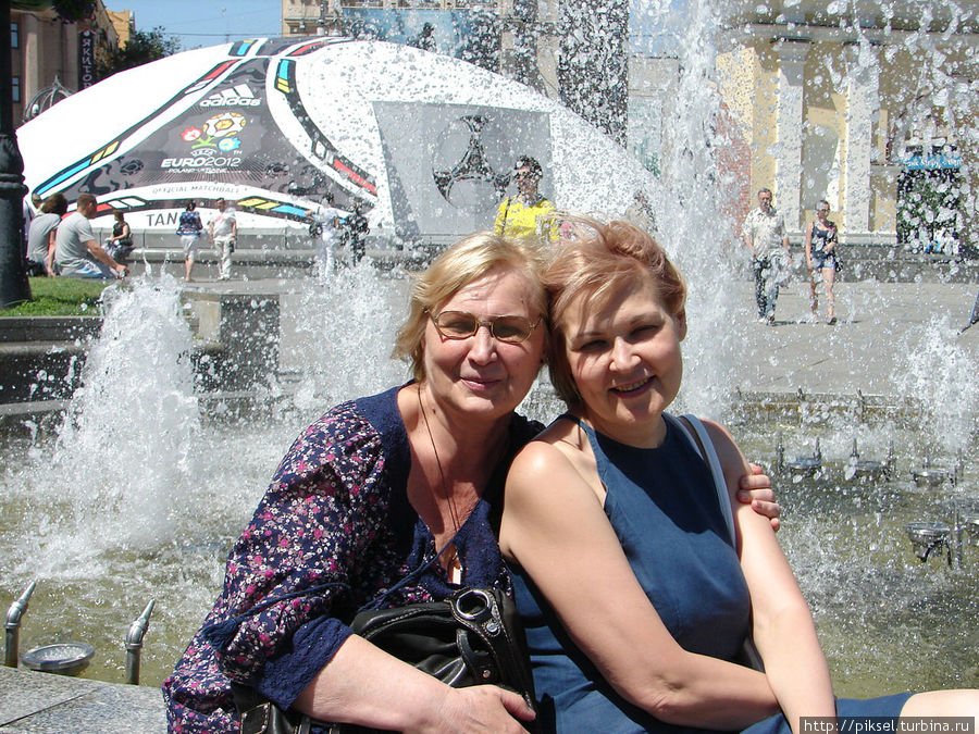 Хорошо в жаркий день находится возле фонтанов Киев, Украина