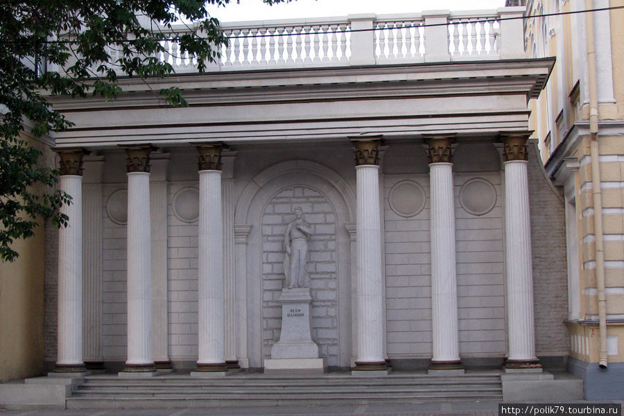Памятник Ф. И. Шаляпину напротив театра оперы и балета.