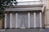 Памятник Ф. И. Шаляпину напротив театра оперы и балета.