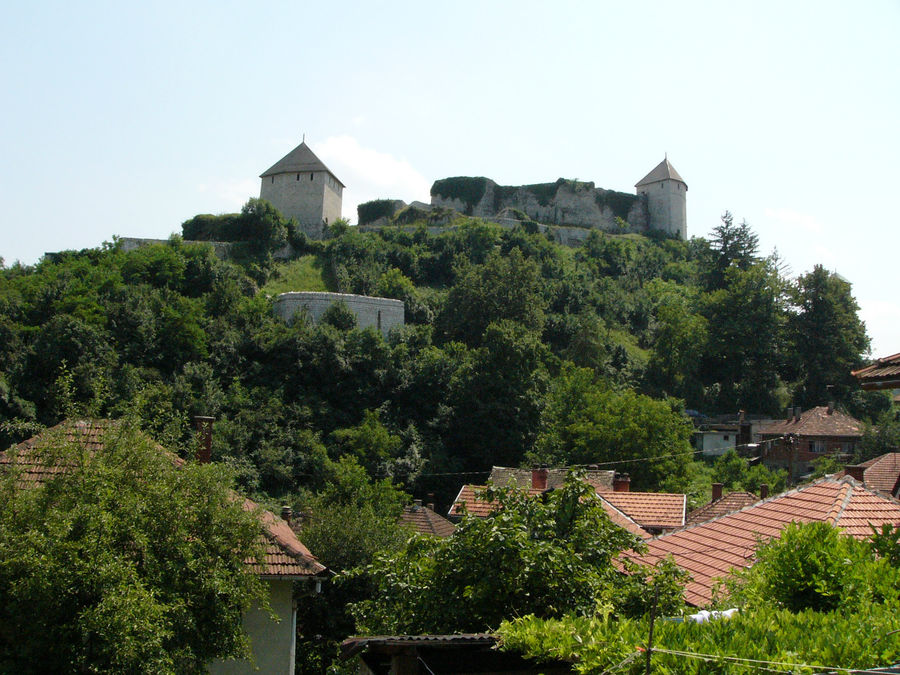 Те́шань является одной из наиболее крупных крепостей в Боснии и Герцеговине. Ее площадь составляет 6296 квадратных метров. Когда крепость была построена, точно не известно. Она строилась и  реконструировалась в течение длительного времени римлянами, славянами и турками. Во время правления турок, в крепости располагался постоянный военный гарнизон. Тешань, Босния и Герцеговина