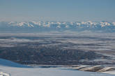 Вид с вершины на г. Каракол, позади озеро Иссык-Куль, и Северный Тянь-Шань. Будем спускаться с горы прямо к г. Караколу...