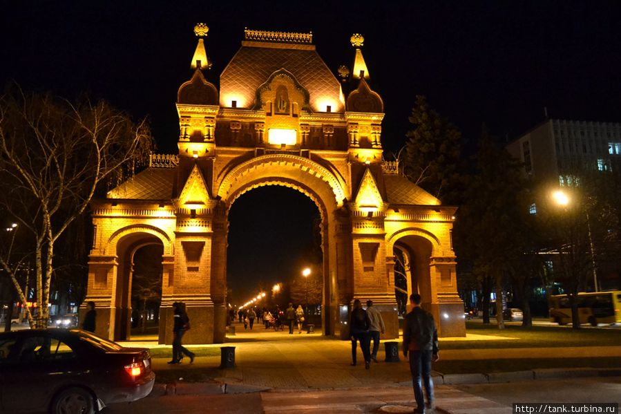 И заканчиваем нашу прогулку у Александровской триумфальной арки. Краснодар, Россия