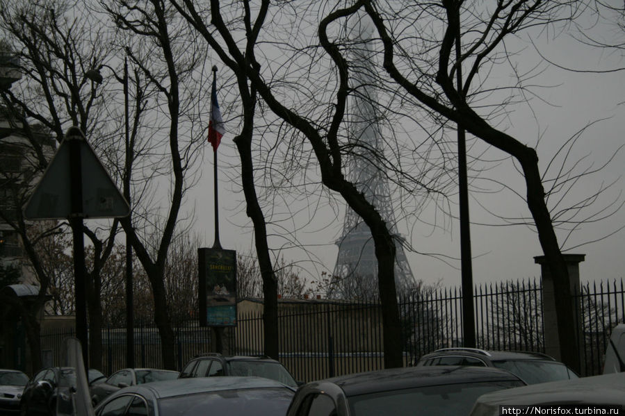 Эйфелева башня в зимнем тумане. Рядом с домом-музеем Бальзака Париж, Франция