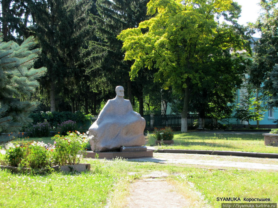 Рядом с костелом установлен памятник Густаву Олизару – самому известному из владельцев Коростышева.
Время его правления было самым благоприятным для города.