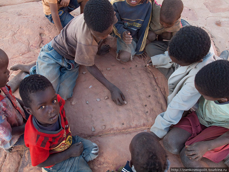 На улицах древнего Уадана до сих пор можно встретить такие доски для какой-то старинной игры. Мавритания