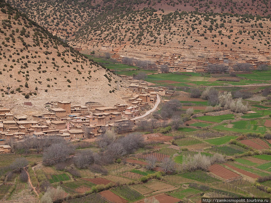 Долина Айт-Бугемез совсем небольшая. Почти вся низина занята посевами, а деревни ютятся по краям гор. Область Тадла-Азилаль, Марокко