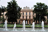 Масариков университет в Брно. Был основан в 1919 году. Он является вторым по величине государственным вузом Чехии. Состоит из девяти факультетов, включает в себя более 200 кафедр, институты, клиники.