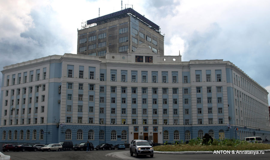 Здание Норильского Никеля на Гвардейской площади. Норильск, Россия