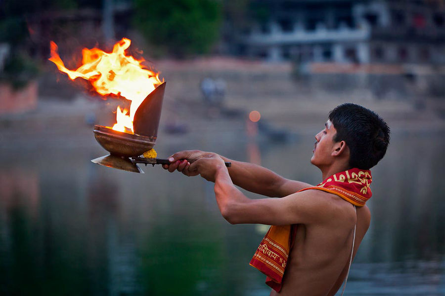 Брамин, проводящий церемонию Аарти на берегу священной реки Шипра.  Удджайн, штат Мадхья Прадеш

Судя по всему для аарти как в Варанаси, так и в других местах, отбирают и по внешнему виду Индия