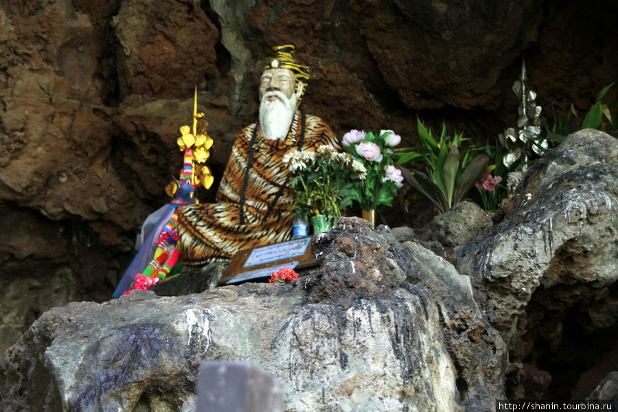 Статуя отшельника в Рыбной пещере Мае-Хонг-Сон, Таиланд