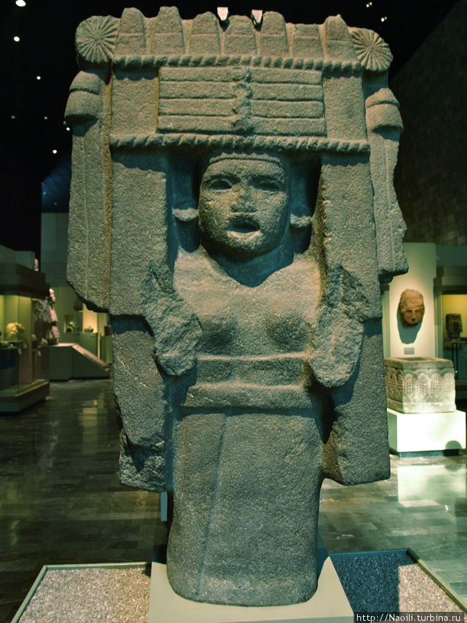 Фигура жрицы Чикомекóатл на празднике Очпаництли