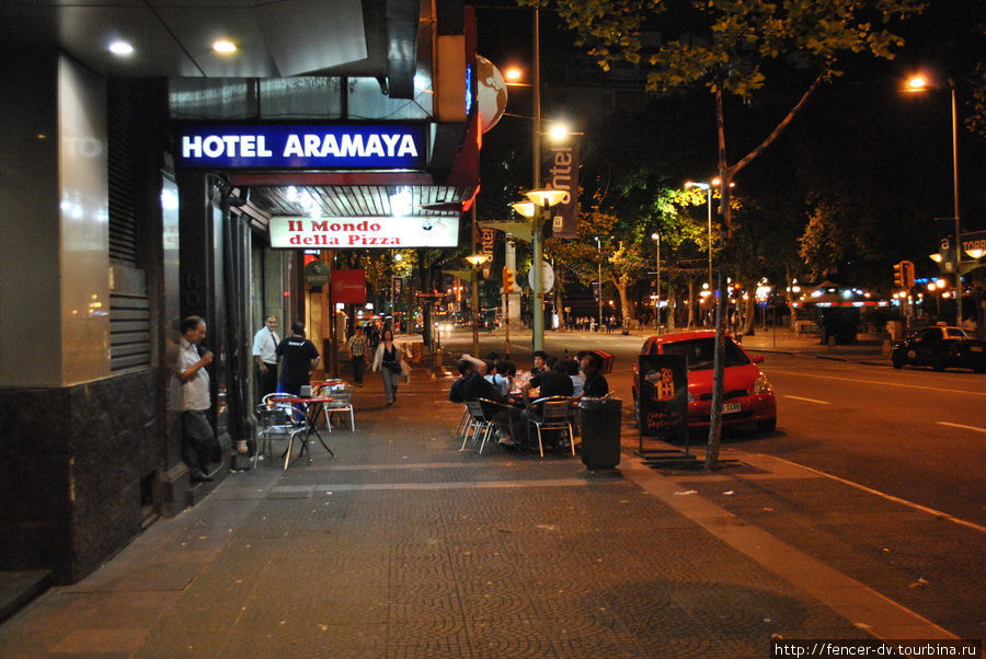 Летние кафе на каждом углу, и вечерами они почти все забиты Монтевидео, Уругвай