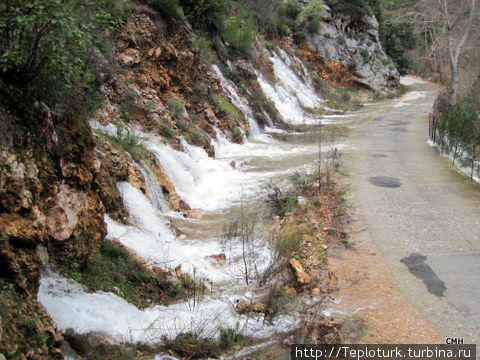 Зимой, в сезон дождей, горные потоки пересекают шоссе Алания, Турция