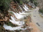 Зимой, в сезон дождей, горные потоки пересекают шоссе