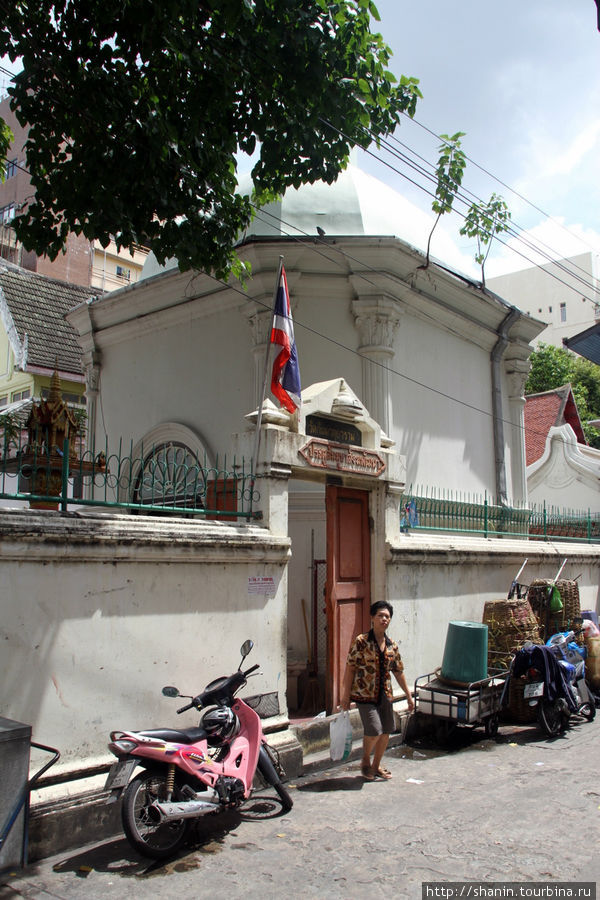 Задний вход в монастырь — только для своих, по домашнему Бангкок, Таиланд