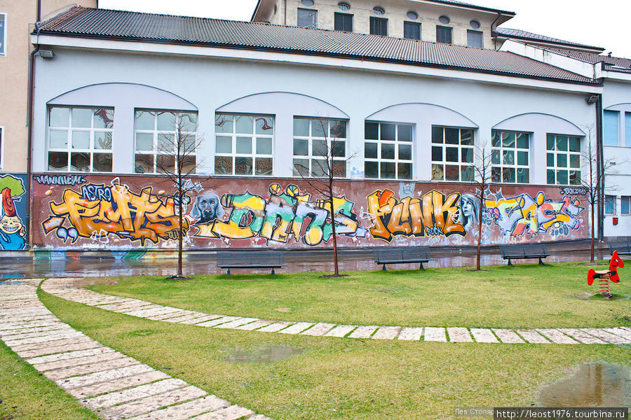 Стена школьного или детсадовского двора Бользано, Италия