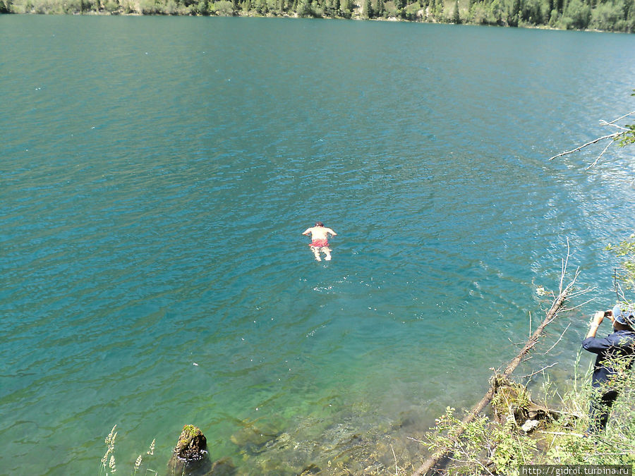 Вода в озере очень прозрачная и чистая. Желающие могут искупаться, но вода прохладная около +6 градусов тепла.