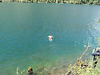 Вода в озере очень прозрачная и чистая. Желающие могут искупаться, но вода прохладная около +6 градусов тепла.