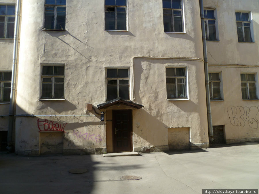 Дом,  по словам товарища, не изменился почти, только раньше надписей  не было Санкт-Петербург, Россия