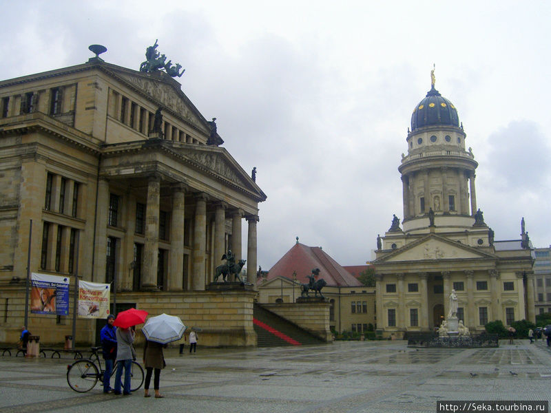 Вид на здание Берлинского драматического театра и Французский собор Берлин, Германия