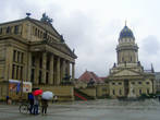 Вид на здание Берлинского драматического театра и Французский собор