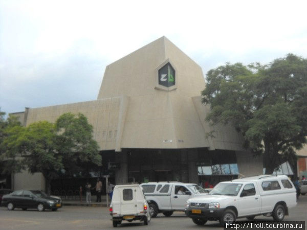 С виду тоже храм — оказывается, банк Булавайо, Зимбабве