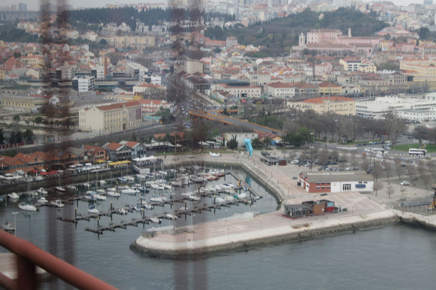 Вид на Тежу с высоты моста Лиссабон, Португалия
