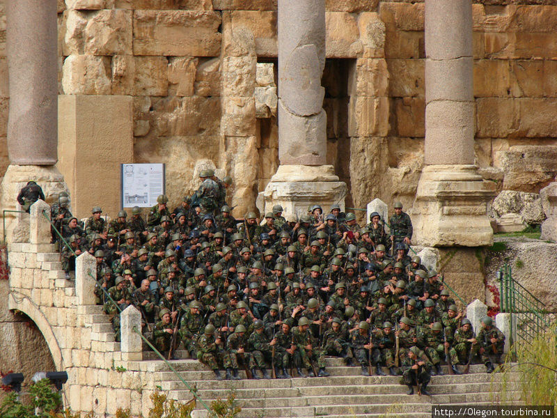 Солдаты, автоматы на флагах, танки и ...чудо света Баальбек (древний город), Ливан