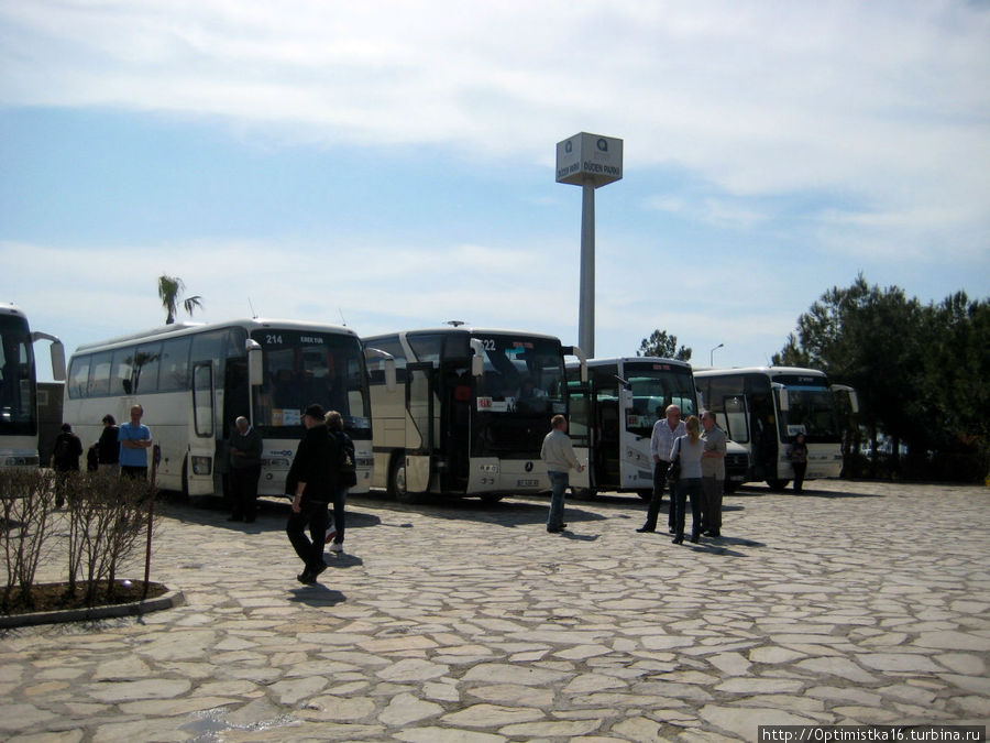 Здесь стоянка туристических автобусов Анталия, Турция