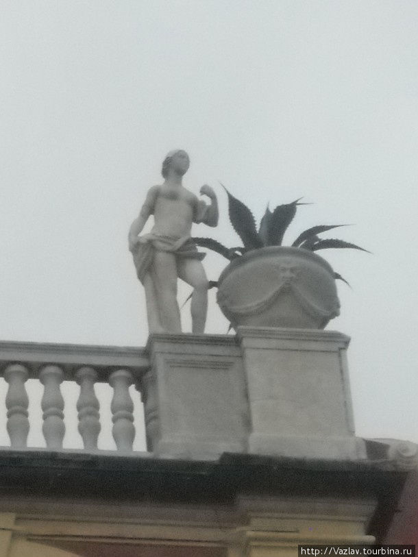 Одна из многочисленных скульптур Генуя, Италия