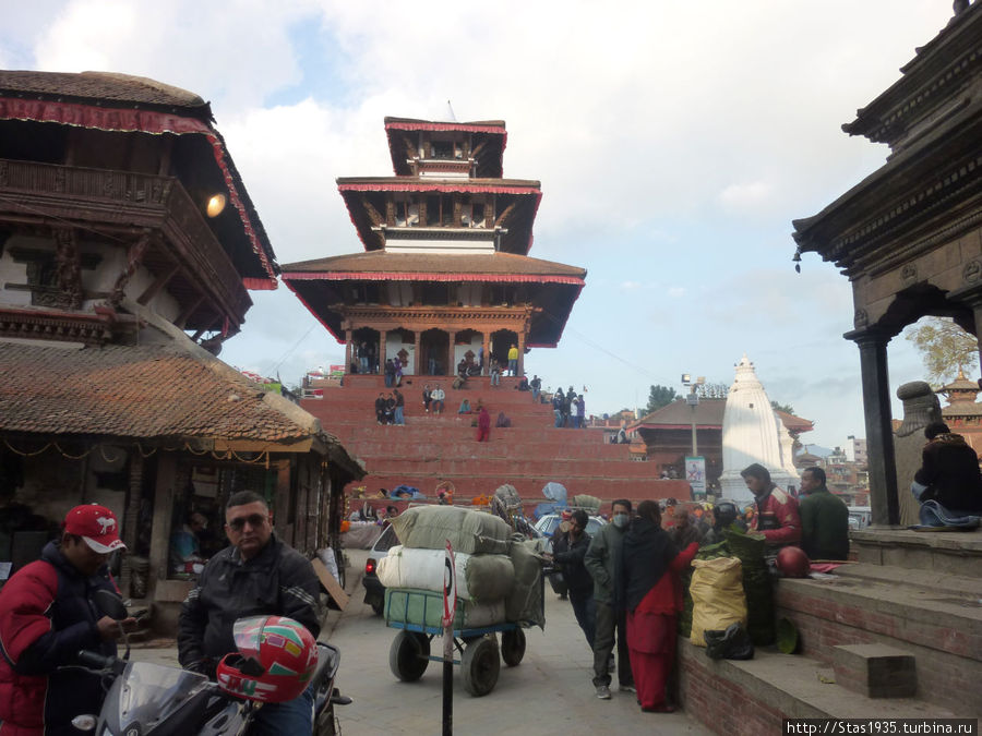 Катманду. Площадь Дурбар. На заднем плане храм Маджудега. Катманду, Непал
