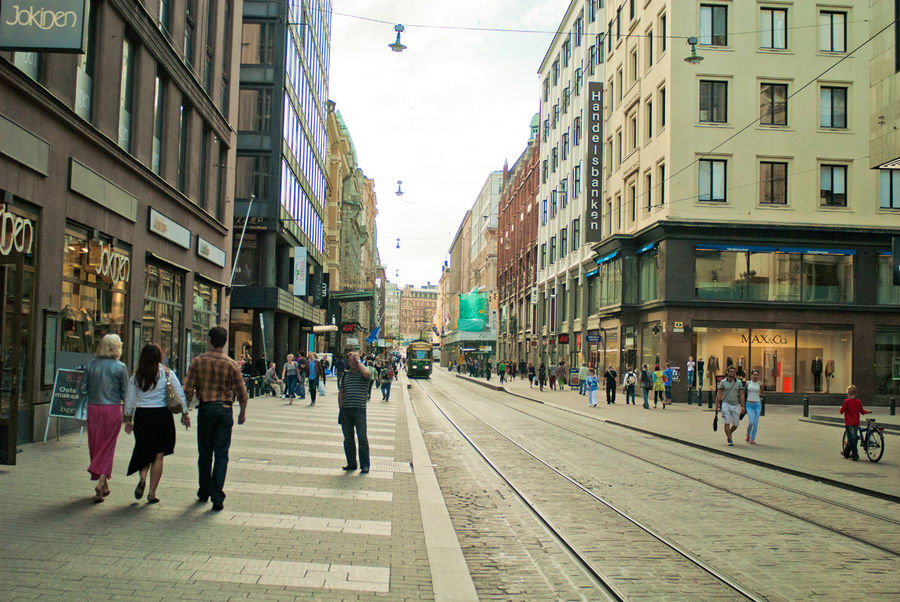 Это центральная полупешеходная улица с магазинами и прочими заманчивыми развлечениями. Хельсинки, Финляндия