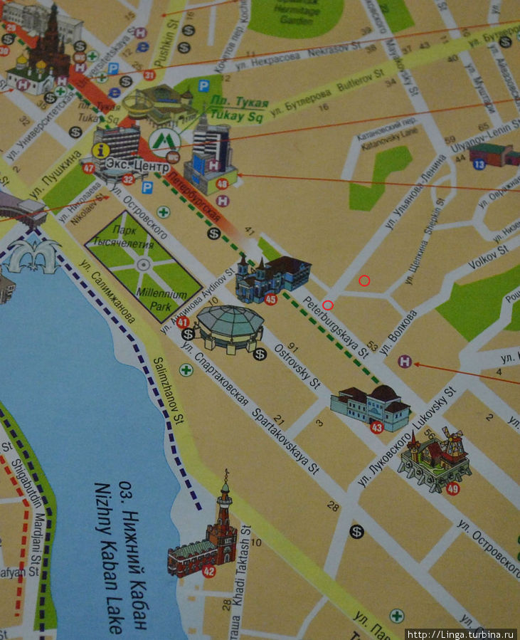 На карте, взятой в одном из отелей, я нарисовала 2 красных кружочка рядом с католическим храмом Воздвижения Святого Креста (№45 на карте). Собор Покрова — это верхний кружочек. Казань, Россия