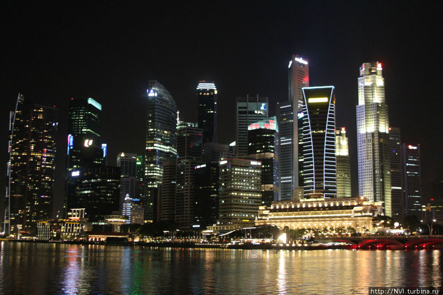 Ночной город с высоты человеческого роста в 176 см Сингапур (город-государство)
