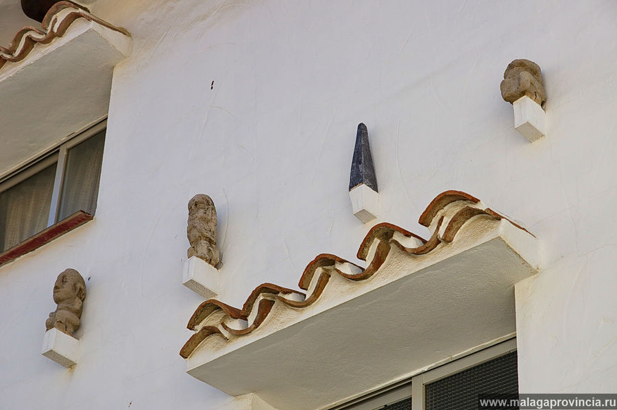 древние тотемы над входом в дом Мачаравиайя, Испания