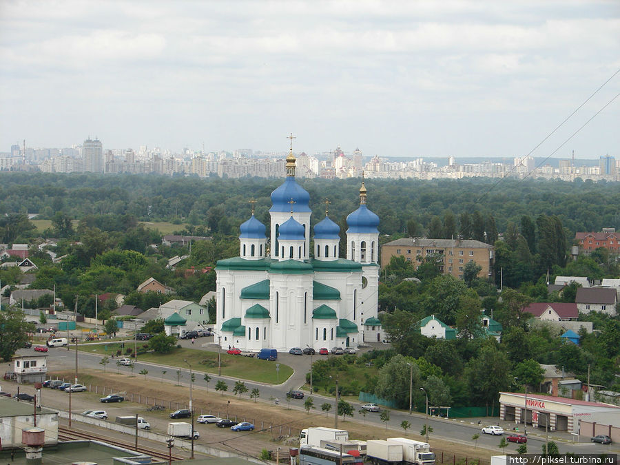 На дальнем плане Днепр и за ним жилой массив Оболонь Киев, Украина