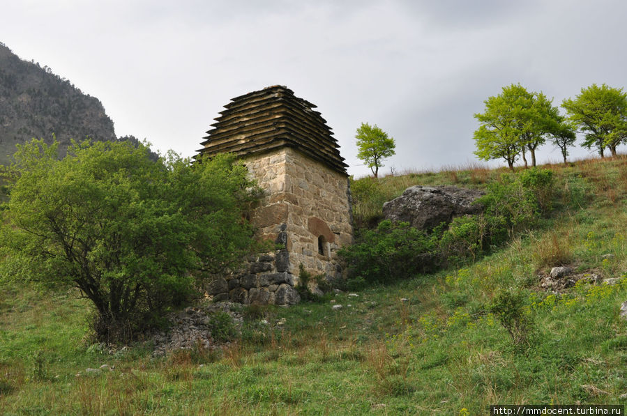 Мавзолей, до сих пор сохраняющий останки жителей селения Эгикал, Россия
