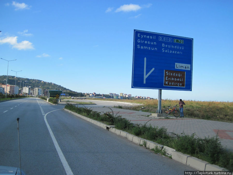 Автострада в Турции с четкими указателями Алания, Турция