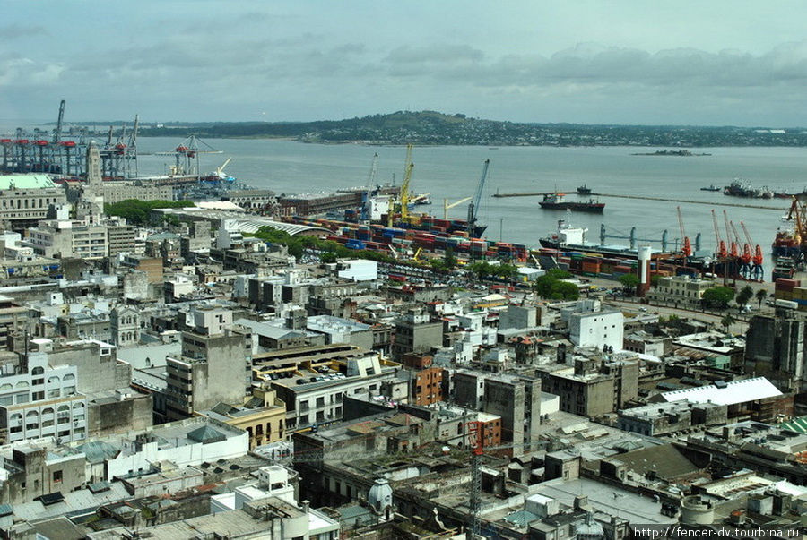 Лучше всего размеры порта можно оценить с высоты Монтевидео, Уругвай