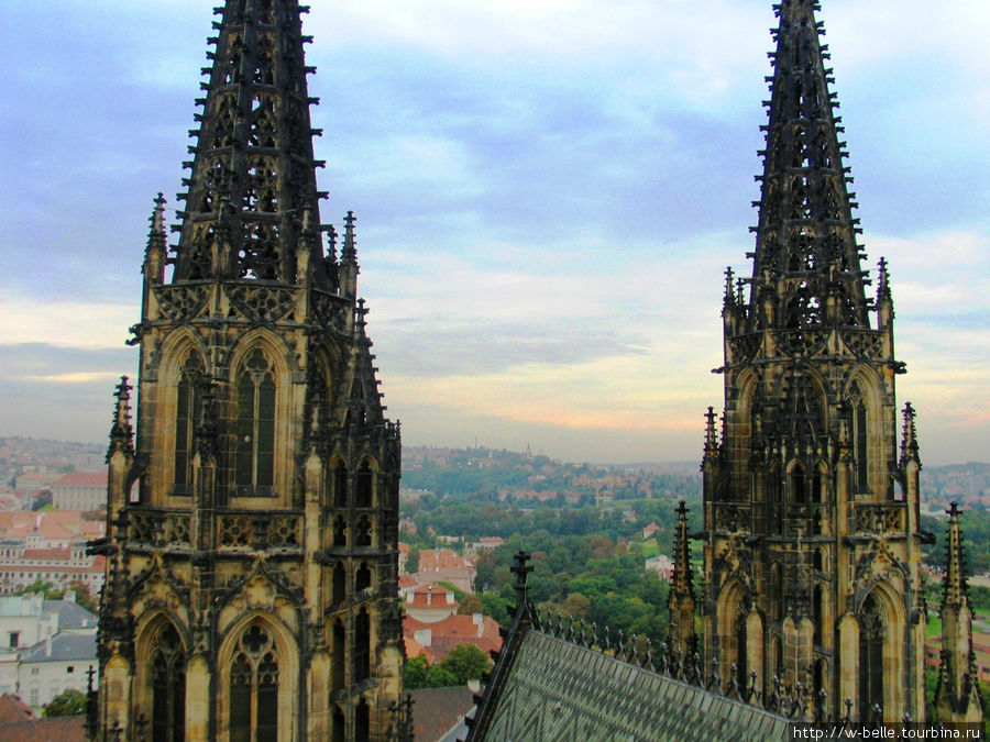 Готические западные башни собора (высота 82 метра), достроены в начале 20 века. Прага, Чехия