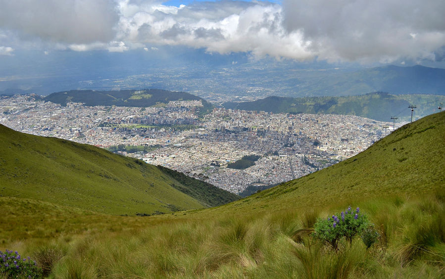 Время здесь наверху летит тоже в каком-то своем особом темпе и абсолютно незаметно. Хотя, казалось бы, никаких особенных событий не происходит — никакой суеты, никакой привычной земной движухи… Просто лежит себе где-то там внизу огромный медленно и глубоко дышащий город, закутанный в облачную пелену… Кито, Эквадор