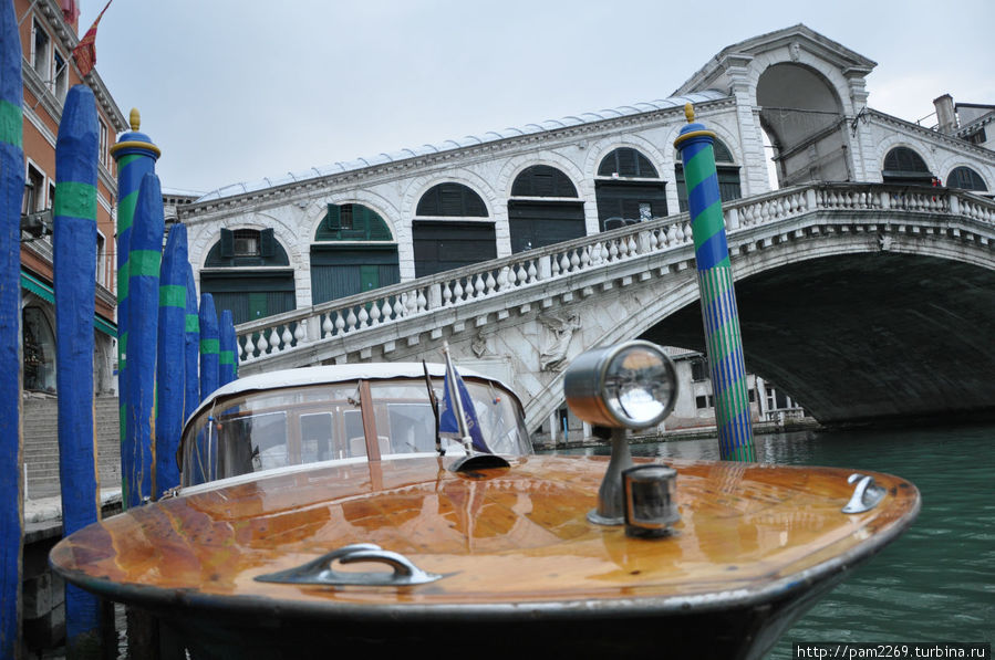Вид с причала на мост Риальто. Венеция, Италия