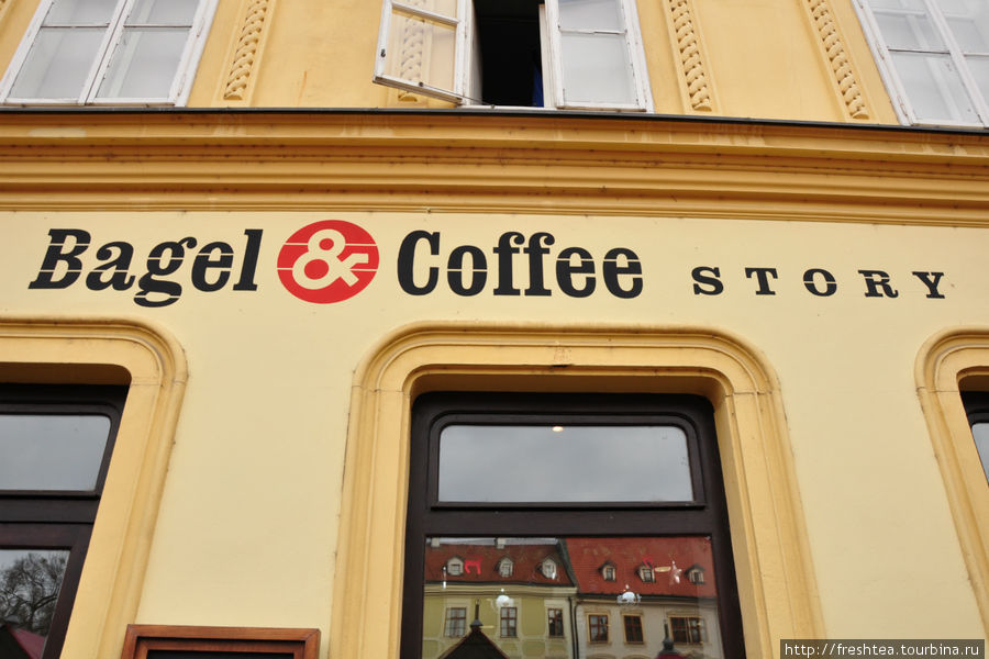 ... за предпраздничной суетой горожан можно наблюдать и удобно устроившись за чашкой кофе в модном местечке... Братислава, Словакия