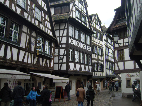 Вокруг, словно иллюстрации к средневековым историям. Страсбург, Франция