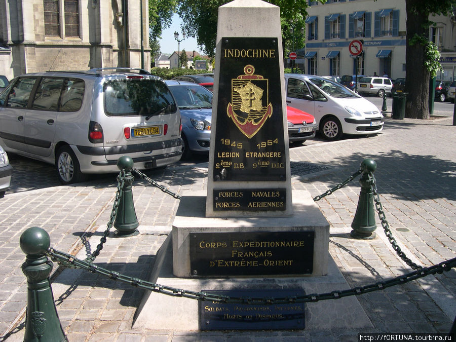Памятник погибшим в войне в Индокитае Эперне, Франция