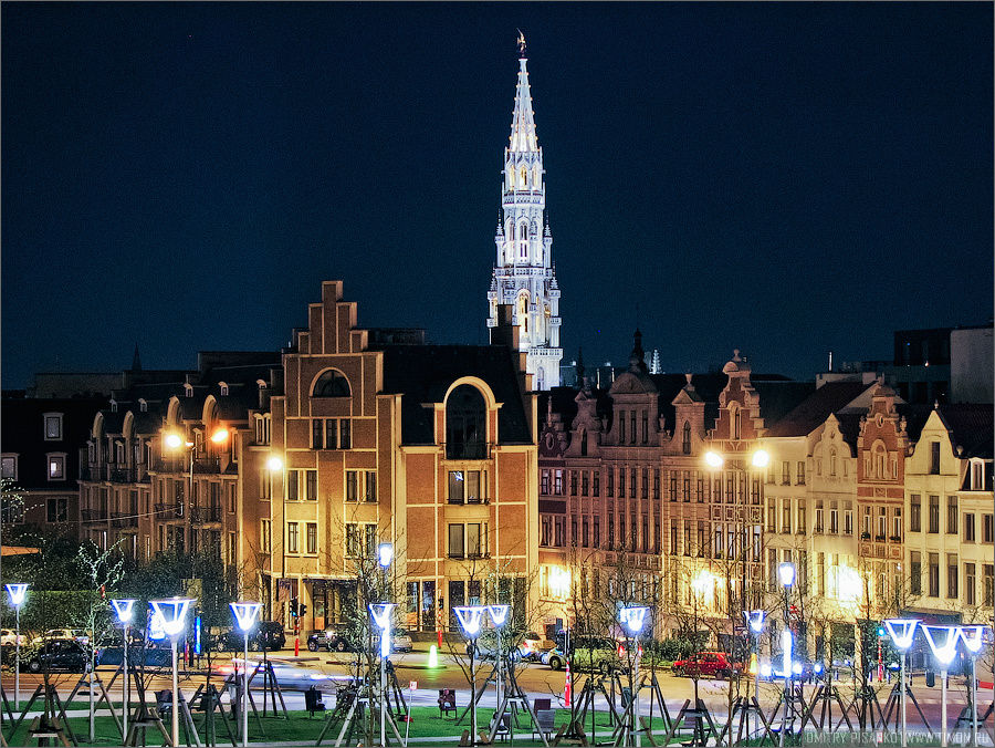 Из-за зданий торчит шпиль ратуши, которая расположена на центральной площади Гран-плас / Гроте-маркт, которая и является нашей целью. Брюссель, Бельгия