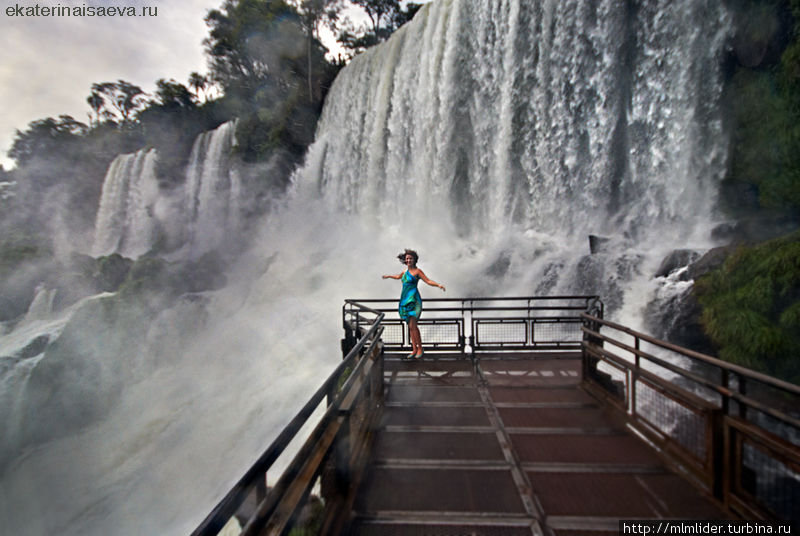 Катя прямо возле водопада Аргентина