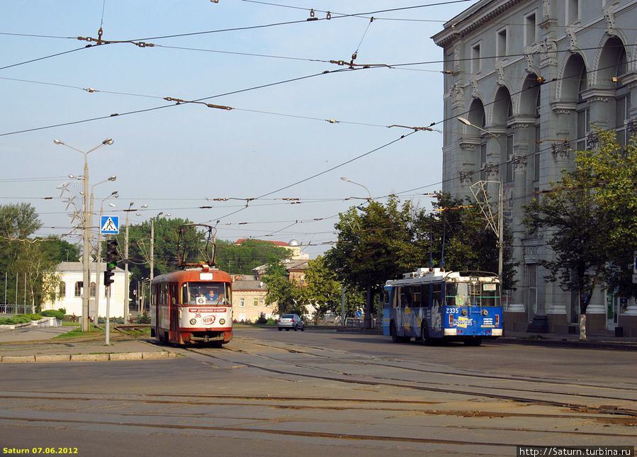 Они такие разные! У них совсем разные маршруты! Но объединяет их одно общее — провода над крышей:)) Харьков, Украина