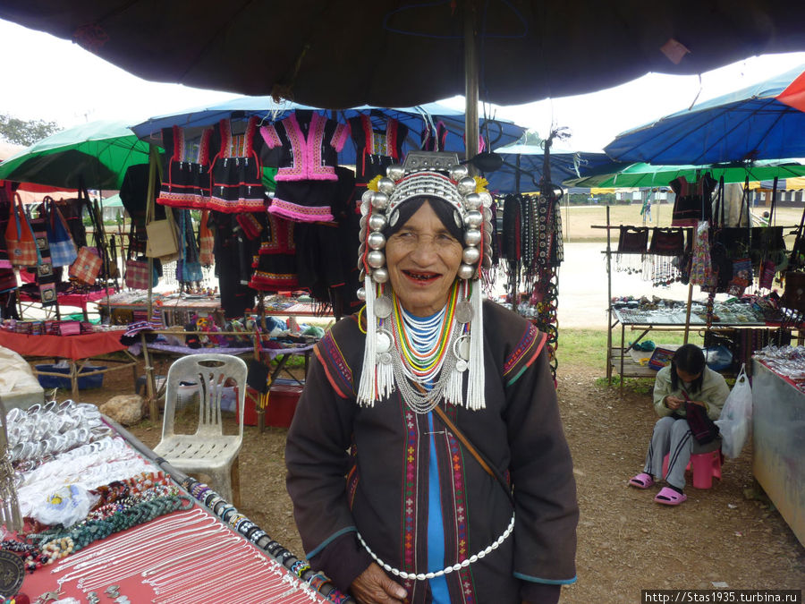 Рынок в г. Мэ Салонг. Женщина народности Акка. Таиланд