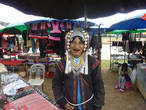 Рынок в г. Мэ Салонг. Женщина народности Акка.